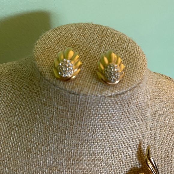 Gold brooch and earrings bundle - Picture 10 of 13